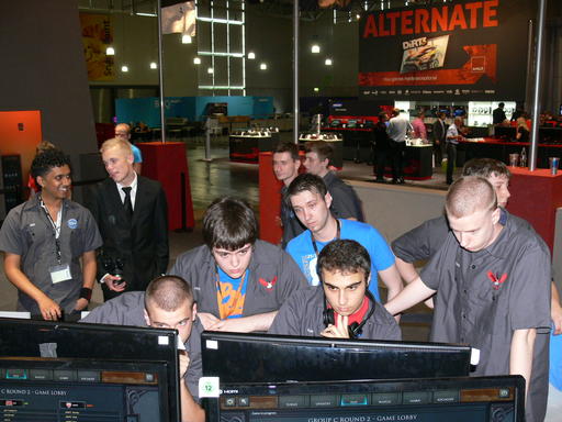 DOTA 2 - GamesCom 2011: Итоги турнира, награждение и фото отчет